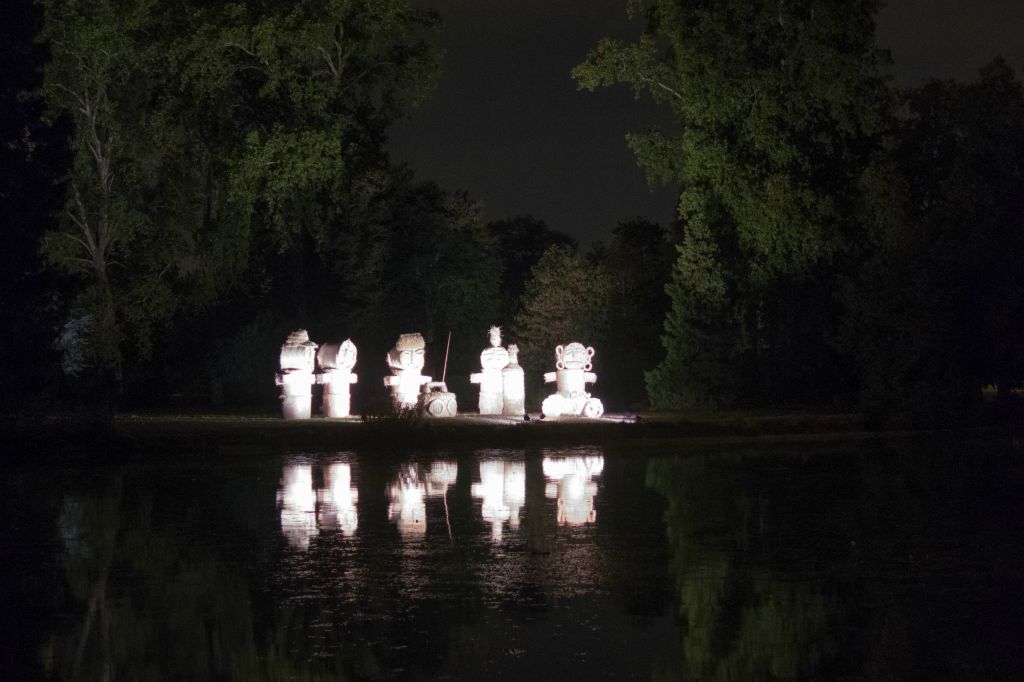 Sculptures monumentales sur les berges du Lac Daumesnil, dans le bois de Vincennes à la Porte Dorée